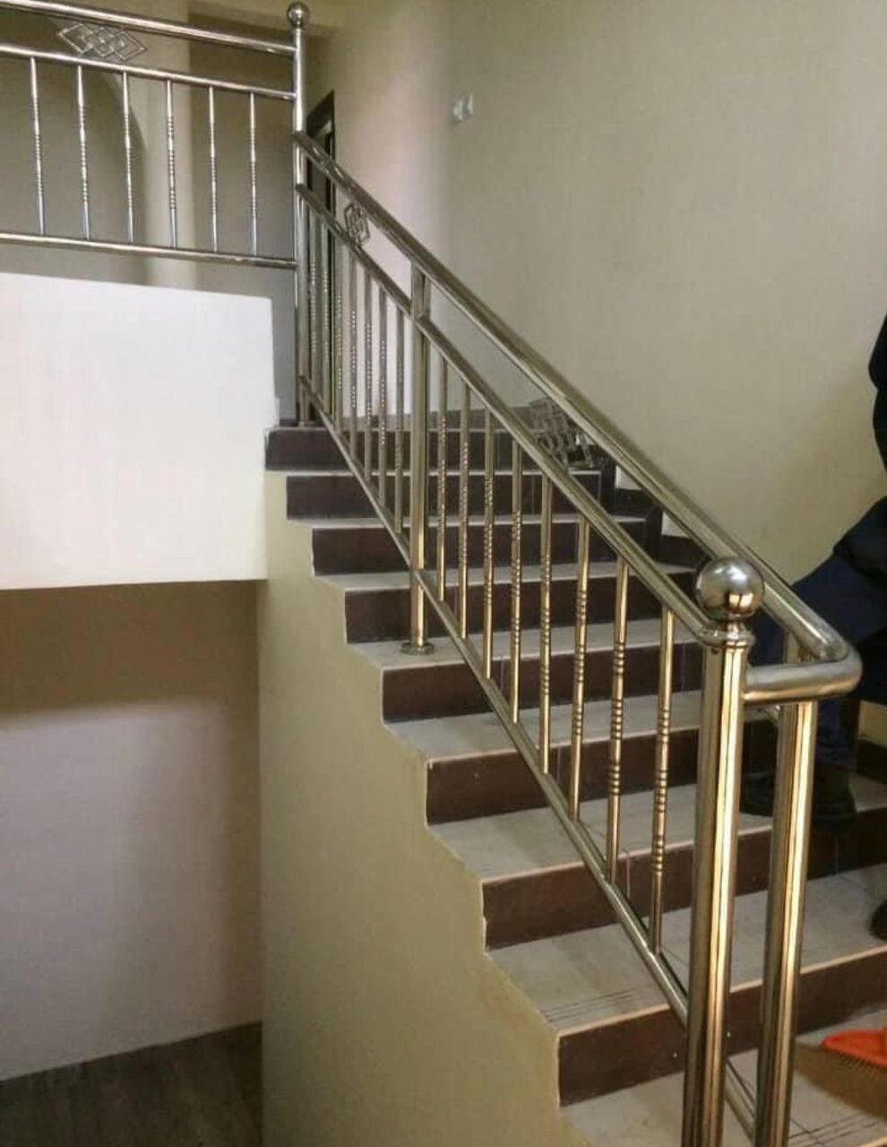 Aluminium staircase handrail installation